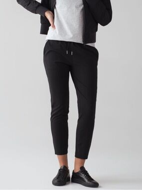 Lululemon on the fly pant *woven 28” 4 black cropped pants travel